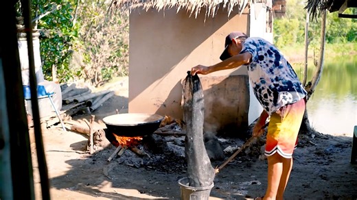 SEA CUCUMBER NA HINDI LANG OVER SA LAKI, KUNDI OVER DIN SA SARAP, ATING TIKMAN! Ang hitsura ng kakaibang lamang-dagat na nasisisid sa pusod ng dagat sa Macalelon, Quezon, tila out of this world! Ang tawag nila rito, balatan. Bat naman sa mga taga Visayas at Mindanao. Ang sukat nito, umaabot daw ng tatlong dangkal ang haba, nasa dalawang kilo pataas naman ang bigat kada piraso! Ang iba’t ibang paraan kung paano ito lutuin, panoorin sa video na ito! #KMJS | Kapuso Mo, Jessica Soho (One at Heart, J