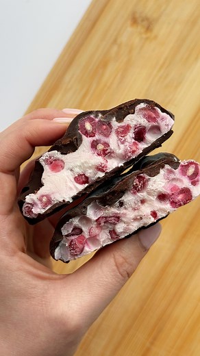 (ad) These Chocolate Pomegranate Yogurt Bites with @pomwonderful pomegranate arils are an easy snack, perfect for when that sweet tooth strikes 🍫❤️ Now it’s your turn to show us how you POM®! Enter for a chance to win $1,000, a case of POM Wonderful Pomegranate Arils and POM swag. To enter the #HowDoYouPOM Sweepstakes: 1. Follow @pomwonderful on Instagram 2. Comment on @thefeedfeed’s “How do you POM®” Instagram post telling us how you POM — whether it’s in a dessert, drink, or holiday dish! Com
