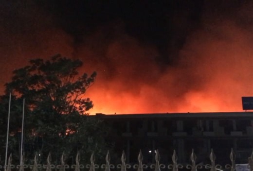 Μεγάλη πυρκαγιά στα όρια των Δήμων Αχαρνών και Μεταμόρφωσης - Καίγονται εργοστάσια - Μήνυμα από το 112