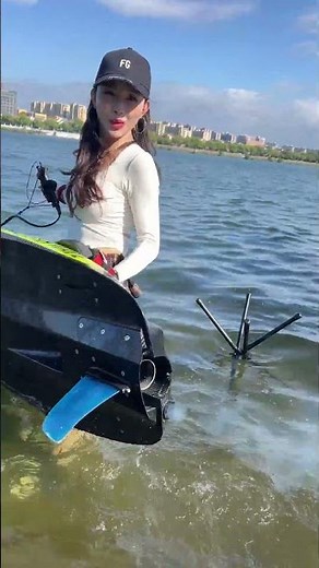 Gasoline-powered surfboard, floating on the water#rushwave #Surfing #surfboard #gasolinesurfboard