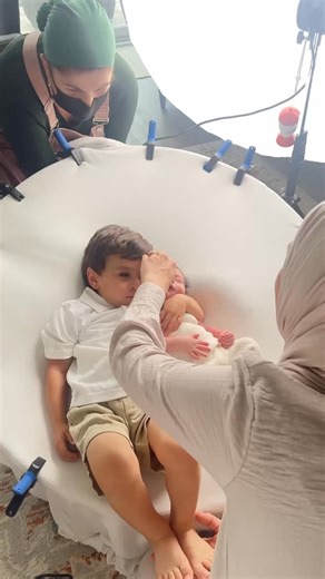 Siblings photoshoot: a series of awkward poses and forced smiles 😊 In-home newborn photoshoot | Maars Newborn Tips & Lifestyle