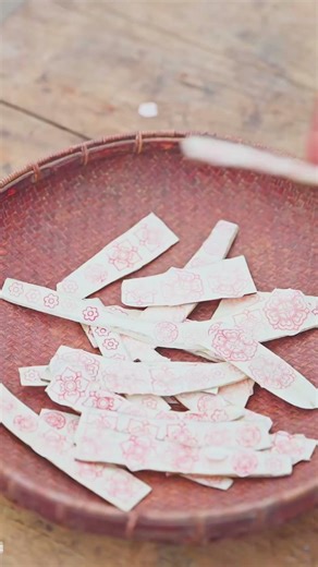 Look at the Amazing Craftsmanship of this Traditional Chinese Guitar