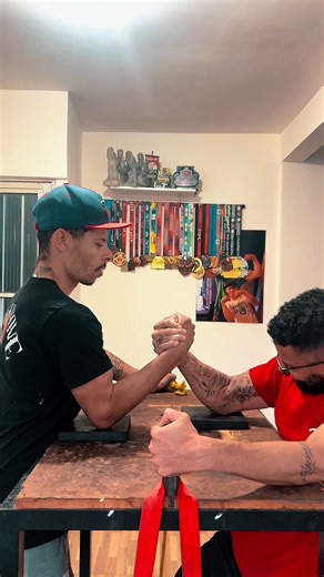 ARNOLD TOP ROLL vs BOMBADINHO de ACADEMIA | fui DESAFIANDO 😂🦾😜💣 #ACADEMIA #academia #academiamotivação #arnoldtoproll #bombadinho #musculação #musculation #armwrestling #armworkout #armwrestle #pulso #baccio #tiktoknews #desafio