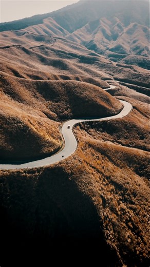 もっと、もーっと！くまもっと。【熊本県観光公式】 on Instagram: "外輪山を越えると広がる、阿蘇・箱石峠の景色。 ドライブコースとしても親しまれるこの道は、 冬になると草原が茶色や金色に染まります。 緑の季節も好きだけど、 走るだけで心が整う、この冬の風景もお気に入り。 Creator is Kazuki（@kazuki_tricks） Model is @maru.99.9 _________ 📍:箱石峠 〒869-2806 熊本県阿蘇市波野大字波野 Aso, Kumamoto Prefecture, Japan _________ 熊本県観光公式アカウント 「もっと、もーっと!くまもっと。」 ▶︎▶︎▶︎ Follow @kumamotto.official _________ #熊本旅行 #九州観光 #箱石峠 #阿蘇ドライブ #Aso Hakoishi Pass offers a peaceful winter drive through Aso. Golden grasslands spread out beyond the caldera, calming th
