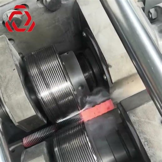 Hot thread rolling for workpieces in progress.