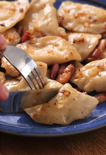 Pierogi 😍 | Oglas (english 👇🏻) Pierogi so polnjeni žepki iz preprostega testa iz moke, vode in soli. Tradicionalno se kuhajo v slanem kropu, nato pa jih pogosto še popečemo na maslu za dodatno aromo. Najbolj znana različica so ti ki jih delamo danes, pierogi ruskie, polnjeni s krompirjem in skuto, a obstaja nešteto različic – slanih in sladkih. Pripravim jih v Tefal Unlimited ponvi, ki nikoli ne razočara. 👍🏻 ✍️ Recept vas čaka na blogu - link dodan med komentarje. Naročnik: Digital House d.