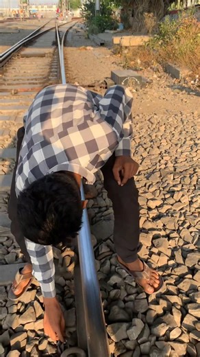 10₹ barbad ho gya 😆 #subscribe #comedy #meandmybrokenheartlyrics #funny #train #10₹ #prank #love