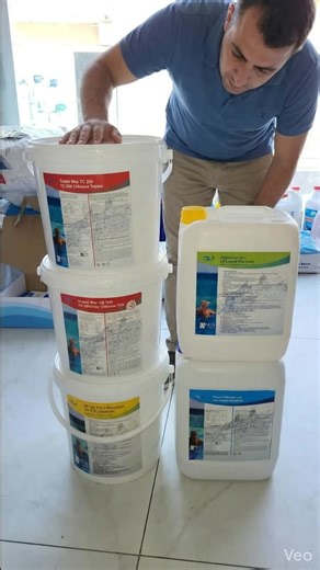 Caspian Pool Xlor (toz və ya tablet): Hovuz suyunu dezinfeksiya edir, bakteriya, virus və mikrobları öldürür. Toz xlor 56% və ya 90% olur, tablet isə yavaş həll olur. 5 kq-lıq qablar 35-50 AZN arası satılır. Hovuzun həcminə görə doza təyin edilir (adətən 1-3 ppm saxlamaq üçün). Yosun önləyici (algaecide): Yosunların böyüməsini qarşısını alır, suyu yaşıl olmaqdan qoruyur. Maye şəkildə olur, 5 litr ≈ 15-25 AZN. Həftədə bir dəfə əlavə edilir. Çöktürücü (flocculant): Suyun bulanıqlığını çöktürür, ki