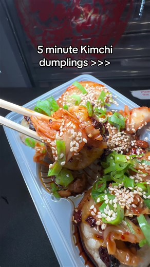 Kimchi Steamed Dumplings in a less than 5 mins 😍🥟🥢 #kimchi #dumplings #dumpling #koreanfood #foodtutorial #easyrecipe #kimchidumplings #oreemart ##creatorsearchinsights