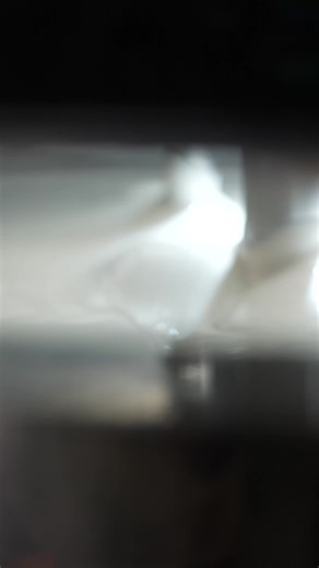 🎬 𝗗𝗮𝗻𝘀 𝗹𝗲𝘀 𝗰𝗼𝘂𝗹𝗶𝘀𝘀𝗲𝘀 𝗱𝗲 𝗻𝗼𝘁𝗿𝗲 𝗰𝗿𝗲̀𝗺𝗲 𝗱𝗲 𝗻𝘂𝗶𝘁 𝗮𝘂𝘅 𝗮𝗰𝘁𝗶𝗳𝘀 𝗼𝘅𝘆𝗴𝗲́𝗻𝗮𝗻𝘁𝘀 Chaque flacon est le fruit d’un travail minutieux : des actifs choisis avec exigence, une fabrication délicate, puis un conditionnement réalisé avec soin. Au cœur de la formule, le wakamé aide la peau à mieux s’oxygéner pendant la nuit, moment clé où les cellules se régénèrent. L’infusion de maté vert et les huiles végétales de macadamia et de sésame nourrissent et réparent, 