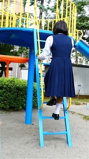 【68】黒髪ショートヘアの制服女装学生が藤沢市立砥上公園の滑り台で遊んでみた