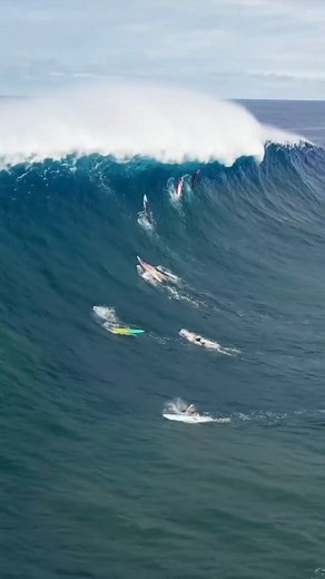 Monster Wave at Jaws leaves surfer with a broken femur! 😳 GIVEAWAY 🤙 Enter to win a FREE 7 day trip for two to Oahu Hawaii! Choose your dates (up to 7 consecutive day within the period of 12/2/2023-12/1/2025) and we will provide you with tickets, accommodation, surfboards and a drone session for FREE!🔥 *Entry ends November 31, 2023* RULES: Send Stars on any reels on Our Surf Above Facebook Page (1 Star = 1 Entry) We will select a winner and the winner will be contacted on Dec 1st 2023 HST. Go