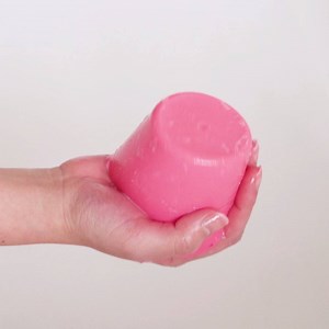 お肌のデザートに『ピンクカスタード』おひとついかが？ 時に簡単に手からすり抜けてしまう、ぷるんとした「シャワージェリー」は、トンカとラベンダーをブレンドした優しい香り。 見たこともない、弾力抜群のソープで新感覚のバスタイムをお楽しみ下さい。 その他の「シャワージェリー」はこちら https://jn.lush.com/article/showerjellies | ラッシュジャパン (Lush Japan Co., Ltd.)