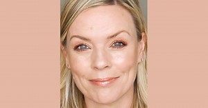 For a smoky eye that harnesses hues inspired by nature, join Pro Makeup Artist Caroline Barnes as she uses our Mother Earth Eye2Eye collection to create a fiery, dynamic palette... - BFF Cream in Medium https://trinny.co/caroline-barnes-mother-earth-tutorial-bff-cream Just A Touch in Trintron https://trinny.co/caroline-barnes-mother-earth-tutorial-just-a-touch Mother Earth Eye2Eye collection in Hope, Truth, Courage and Fortitude https://trinny.co/caroline-barnes-tutorial-mother-earth-collection 