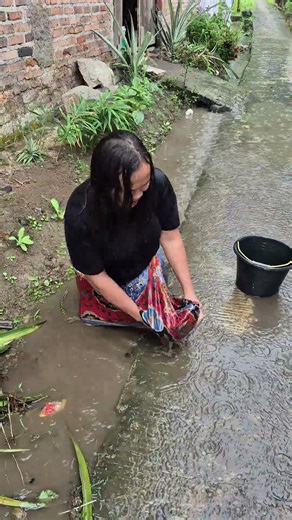 Catching fish using a sarong