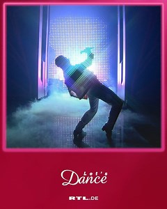 Ein Paso Doble ganz à la Oli Pocher: Man muss schon zweimal hinschauen, als er im vergangenen Jahr in wohl bekannter Freddie-Mercury-Montur das "Let's Dance"-Parkett betritt 😲😅 Mit Gebiss und Brusthaartoupet überrascht er alle und tanzt sich zusammen mit Christina Luft in die Herzen der Zuschauer 👍 Alle Tänze unserer Promis seht ihr über den Link hier ➡ http://on.rtl.de/1/letsdance2020-news | Let's Dance