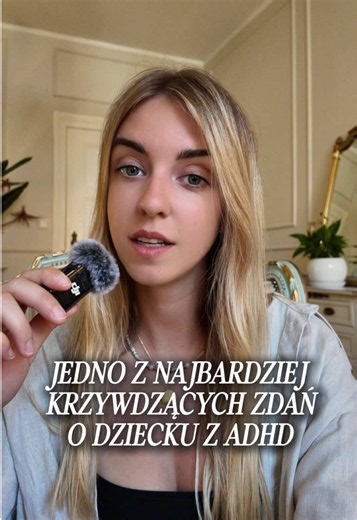“On jest po prostu niewychowany.” To jedno z najczęściej powtarzanych i najbardziej krzywdzących zdań, jakie słyszą rodzice dzieci z ADHD. Dziecko z ADHD zazwyczaj zna zasady. Problem nie polega na tym, że ich nie rozumie, ale na tym, że jego mózg ma trudności z hamowaniem impulsów, regulacją emocji i zatrzymaniem reakcji w odpowiednim momencie. To różnica między wiedzieć, co zrobić, a być w stanie to zrobić. Zanim ocenimy zachowanie dziecka, warto zadać sobie pytanie: czy ono nie chce, czy w te