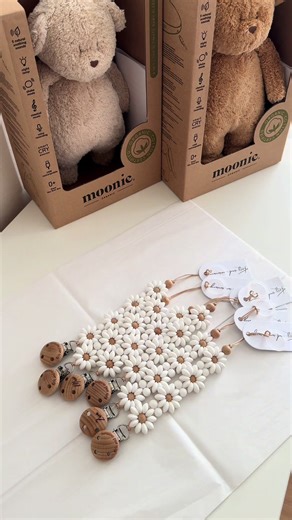 Making these beautiful handmade flower pacifier clips for your little babies 🤍 #babyessentials #babygirl #babygirft #pacifierclip