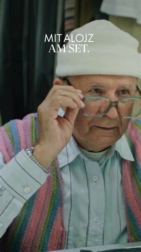 Kleine Einblicke hinter die Kulissen eines TV-Spot-Drehs: Oft sind viel mehr Menschen vor Ort, als man zunächst denkt. Doch mit dem richtigen Team wird selbst der kleinste Drehort zum echten Team-Event. 💫 Alojz war mittendrin – und seine gute Laune war einfach ansteckend. 🫶 #fielmann #deinebrille #deinebrillefielmann | Fielmann