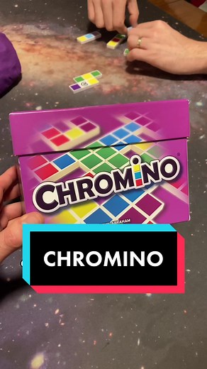 Si erís bueno pal dominó, Chromino te va a encantar 😍 Este juego de mesa es como un dominó pero de colores donde tendrás que unir dos piezas que compartan 2 colores, una vez por turno 👐🏽 Quien se quede sin piezas gana la partida 🤩 Y puedes encontrarlo en nuestra tienda online! 🐉 ¿Te sumas a una partida? #chromino #juegodemesa #domino #juegaenfamilia #juegaconamigos #juegosdemesachile #juegoschile #viral #parati #chile #boardgames