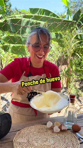 ponche de huevo que hacía la abuela👵🏻 🥚 3 huevos 🍚 Azúcar al gusto 🥃 Un buen chorrito de aguardiente 💪 Y a batir, batir y batir hasta que quede bien a punto de nieve #ponche #huevo