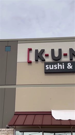 @kumorisushi_sa brings back so many fond memories growing up in the valley! I remember when they opened up their first location off of Sonterra, I was so excited! Now, several years later they have their third location here in San Antonio! 🇯🇵 Calling all San Antonio residents, if you’re looking for some fresh Sushi, make sure to check out Kumori! If it’s not sushi you desire, just know they also have Yakimeshi, Yakisoba, and several other options available including a full bar! This spot is gr