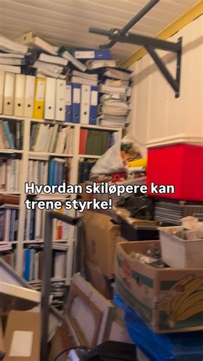Anders Aukland on Instagram: "Styrke trening hjemme kan gjøres enkelt, effektivt og med stor effekt! Alle har tid og mulighet til dette. Om du gjør disse tre øvelsene , med skikkelig innsats 3 ganger i uka er det trolig ikke din styrke som hindrer deg i å gå fortere på ski, det gjelder nok de aller fleste! Bruk tida på kondisjon og ute på ski når du får mulighet! ⏺️Hang Ups :3-5 x 10 med og uten vekt, varier. ⏺️Dips : 5x10 med vekt ⏺️Push ups: 3x30 ⏺️Henge og beinløft/ toes to bar : 3x10 3 x wee