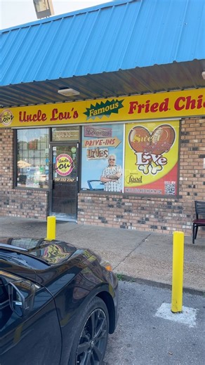 First stop #Memphis Tennessee!!!! And I had stop at @uncle_lous_fried_chicken!!!! I tried @uncle_lous_fried_chicken at @sobewff back in February. He was one of the participating restaurants at Chicken Coupe. Uncle Lou’s fried hot honey chicken tenders and that BISCUIT was the best bite of the entire festival! I told Uncle Lou I was gonna make my way to Memphis one day and today was the day 🤣. WORTH THE 10 hour drive from Charleston 😅🤤. If you ever find yourself…..betta yet plan a trip to Memp