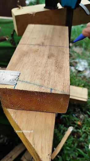 Marking corner brackets for post support, DIY woodworking tutorial #fblifestyle #diy #cornerbackets #DIYwoodworking #carpentryhacks #postsupport | Asep Hidayat
