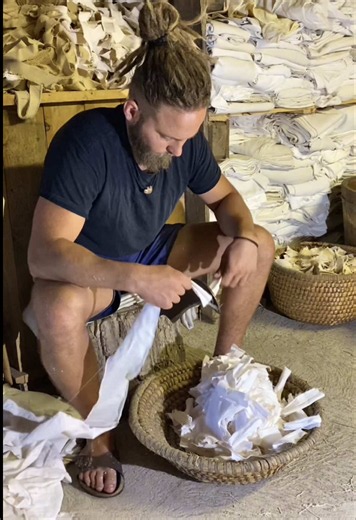 Le véritable papier chiffon ! Je fabrique mon papier pur chiffon à partir de vieux draps de coton, de lin ou de chanvre. Les textiles sont transformés en pâte à papier, puis chaque feuille est formée à la main, une par une. Un papier solide et durable, adapté notamment à l’aquarelle et aux techniques humides. Une production unique en Auvergne ! #handmadepaper #papierartisanal #auvergne #livradoisforez #lespapiersdelagrange