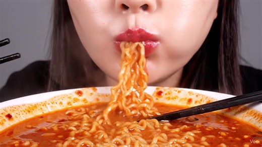 🍜 Spicy Red Ramen Noodles Ingredients: 1 pack instant ramen noodles (or fresh noodles) 1 tbsp vegetable oil 2 cloves garlic, minced 1 tsp grated ginger 1 tbsp gochujang (Korean red chili paste) or 1 tsp chili powder 1 tbsp soy sauce 1 tsp sesame oil 1 tsp sugar or honey 2 tbsp water (to thin the sauce) Optional toppings: boiled egg, green onions, sesame seeds, chili flakes, or kimchi Instructions: Cook the noodles: Boil ramen according to package instructions. Drain, leaving just a little water