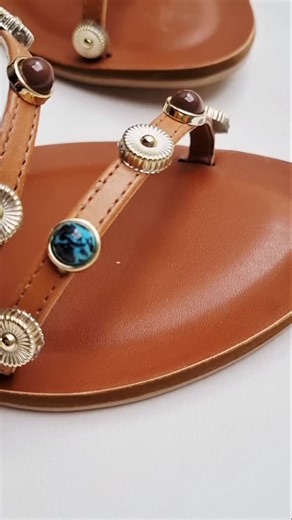 Mari Shoes on Instagram: "✨ Rasteira Jade ✨ Tiras finas, tachas e pedras que fazem toda a diferença 💎 Calce fácil, confortável e perfeita pra elevar qualquer look 🤍 💳 3x de R$ 49,90 💰 À vista com desconto: R$ 139,90 📲 Chama no WhatsApp e garanta a sua! 👡✨ #mari_shoes #carnaval2026 #rasteira"