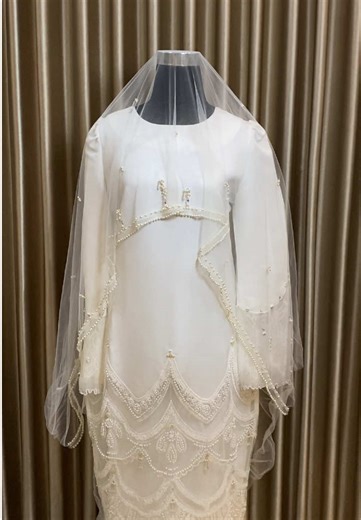 Majesty Bridal One Set Code: OS07 Rp1.055.000 / 3 days rent Additional day: Rp340.000 Bust: up to 96 cm Waist: up to 86 cm Length: 100 cm Arm Length: 60 cm Color: Ivory — Available for rent at Ruya Attire Rental Boutique WhatsApp for booking: 0817-9249-190 #RuyaAttire #RentalWeddingGownJakarta #SewaWeddingAttire #SewaKebayaLamaran #SewaGownAkad