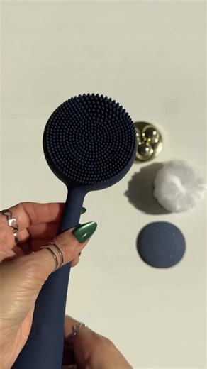 The Clean Body comes with not one, not two, but THREE game-changing attachments 💥✨ 💧 Silver-infused loofah to cleanse and refresh 💆‍♀️ Body massager to melt the day away 🧽 Exfoliator for smooth, glowing skin Your shower just became the best part of your day. | PMD Beauty