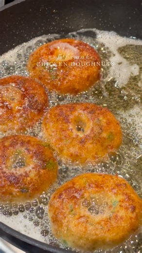 Rabia Farooq on Instagram: "🥔🍗 Potato & Chicken Doughnuts (Cheesy & Savory) Crispy outside, moist inside 🤍 I’ve been wanting to make these since last Ramadan and they were so easy! ✨Ingredients: • 2 large potatoes (boiled w/ a little salt) • 1½–2 cups cooked chicken (boiled w/ salt, red chili powder & garlic powder) • ½ cup mozzarella (tip: add a little cheddar for extra flavor – I was out 😅) • 2 tbsp green & red bell pepper + 2–3 spring onions (finely chopped) • 1 egg • 2–3 tbsp cornflour o