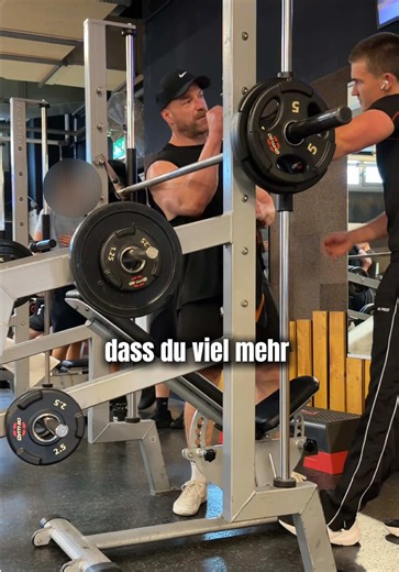 Unterarme senkrecht: Richtige Handgelenk- und Brustposition beim Hanteltraining