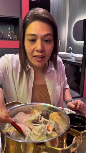 I was invited to the opening of Home by Enjoy - a heartwarming collaboration between Jack Neo and Chef Joel Ong! This isn’t your typical restaurant - it’s all about nourishing soups with real health benefits. From the comforting soups to Chef Joel’s signature Home Crab Bee Hoon, every dish was made with care and intention. Love the movie props and posters around too! 🎬 📍 10 Jalan Kilang #02-01, Bt Merah Enterprise Centre, S159410 #HomeByEnjoy #JackNeo #SingaporeFood #YangSheng SGFoodie | Bruce