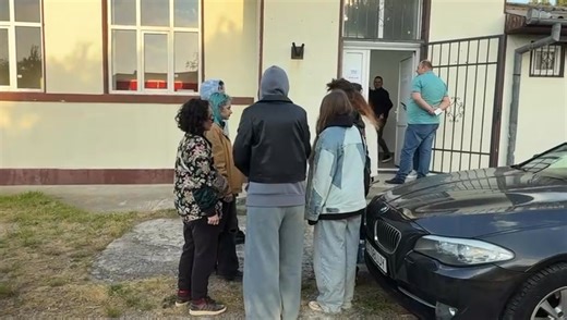 12K views · 26 reactions | Aglomerație la #vot, în #Vama Veche. Încă de la ora 6.30, tinerii petrecăreți s-au așezat la coadă în fața secției de votare Vezi mai multe: https://www.stiripesurse.ro/video-exemplu-de-civism-in-capitala-distractiei-tinerii-din-vama-veche-au-format-cozi-la-sectia-de-votare-de-la-ora-600_3668920.html | stiripesurse.ro | Facebook