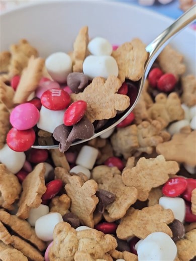This valentine snack mix is soo addicting and cute! Teddy grahams M&ms Chocolate chips Mini marshmallows #valentinesnack #valentinetreats #valentinefood #snackmix #valentinedessert