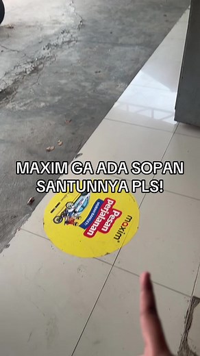 Maxim Tanpa Etika: Tempel Sembarangan di Ruko