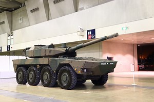 105mm砲搭載、陸上自衛隊「機動戦闘車」が幕張メッセに搬入完了!!