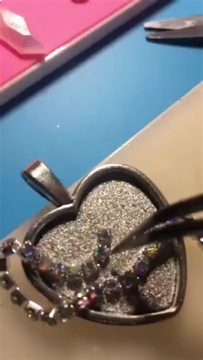 Handmade Jewelry with UV Resin: A DIY Guide