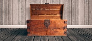 How to Use a Foot Locker as Room Decor | DoItYourself.com