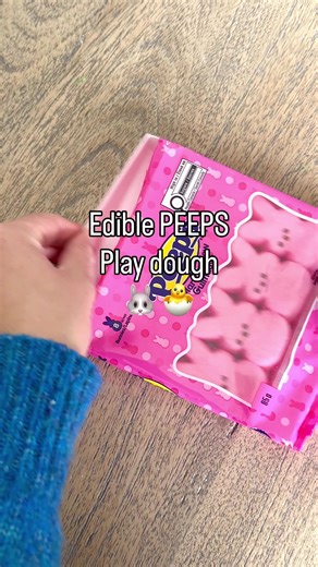 •Peeps Playdough . Place 5 peeps in a bowl and 4 tbsp of corn flour and 2 tsp of veg oil. Heat for 30 sec & stir. Add in corn starch if too sticky until desired consistency is reached! #sensoryplay #diy #kidsactivities #easter