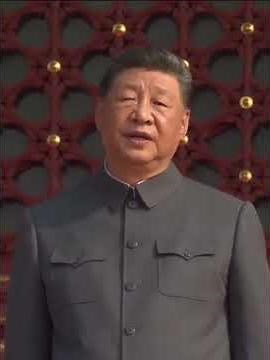 中國人民解放軍聯合軍樂團奏響雄壯的《義勇軍進行曲》，全場齊聲高唱中華人民共和國國歌，鮮艷奪目的五星紅旗冉冉升起。