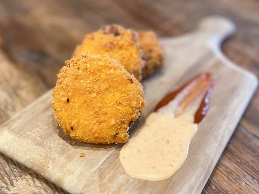 Goldfish-Crusted Mac and Cheese Medals