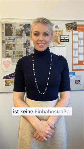 Jana Witschetzky on Instagram: "Wenn Applaus ausbleibt: Selbst aus dem Verkehr gezogen. Jahrelang Moralpredigten, klare Haltung – und kaum Raum für Widerspruch. Jetzt folgt der Rückzug aus der Öffentlichkeit. Nicht wegen „Hass“, sondern weil Debatte mehr verlangt als Beifall. Manchmal scheitert nicht der Journalismus. Manchmal scheitert die Rolle, die man daraus gemacht hat. 👉 Braucht Medienarbeit wieder mehr Fragen – und weniger Gesinnung? 🤝 Eine Produktion in Zusammenarbeit mit dem @deutschl