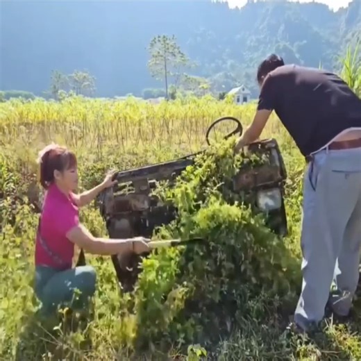 Girl repairs and restores old cars that have been abandoned for a long time. | Pues