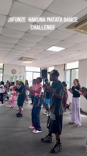 Jifunze Hakuna Matata Dance Challenge kwa rahisi