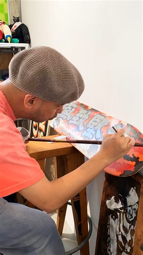 G-SHOCK × KATOL聯乘企劃🔥 滑板創作過程全公開！ 當時間遇上藝術，造就極致堅韌的態度！ 香港手繪招牌畫家及平面設計師 KATOL，以匠心精神打造《Crafted In Time》聯乘滑板🛹——從勾勒線條、上色，每一筆都注入他對時間與韌性的信念🖊️。 鮮艷橙紅色主調象徵G-SHOCK無限熱血的態度；銀色大字閃耀光影之間，在街頭爆發無限能量💥！ 📢發掘更多Iconic Styles 精選系列：https://bit.ly/3JikxQ6 *禮品數量有限，送完即止。 —————————————— 記得FOLLOW埋我哋IG 緊貼最新動向！ Instagram: https://bit.ly/3vZjGKH #CASIO #GSHOCK #GSHOCKHK #KATOL #CraftedInTime #GSHOCKxKATOL #IconicStyles #SKATEBOARD | CASIO G-SHOCK